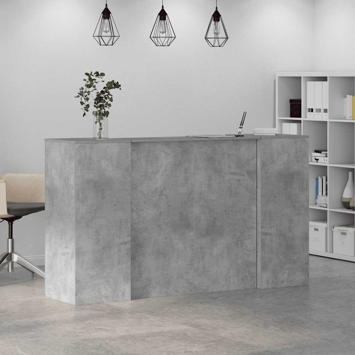 Grauer Empfangstresen mit Vase und Pflanzen. Ein Stuhl und ein Regal mit Gegenständen befinden sich im Hintergrund.