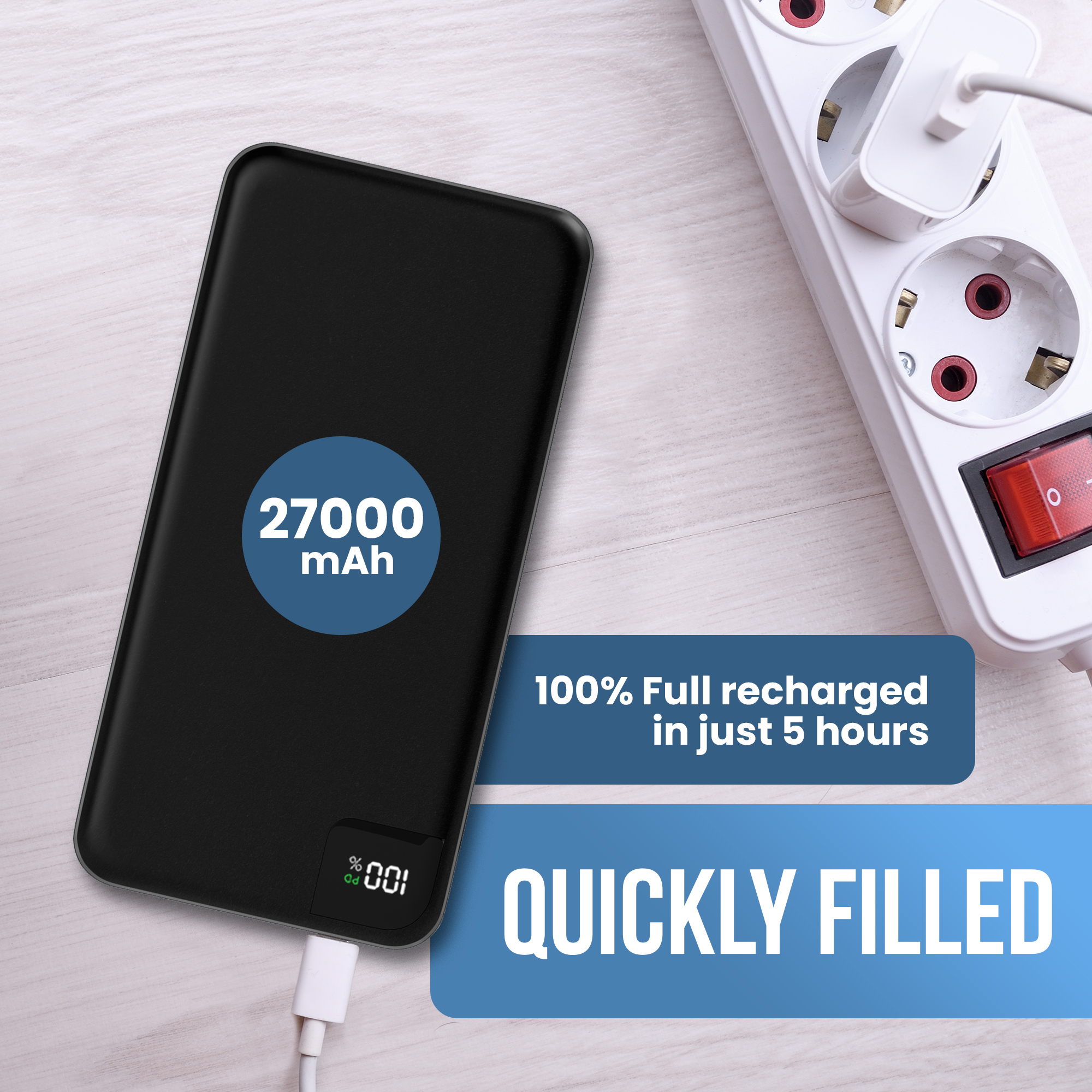 Une batterie externe noire en charge, avec un câble blanc. Le texte indique qu'elle a 27 000 mAh et se recharge en 5 heures.