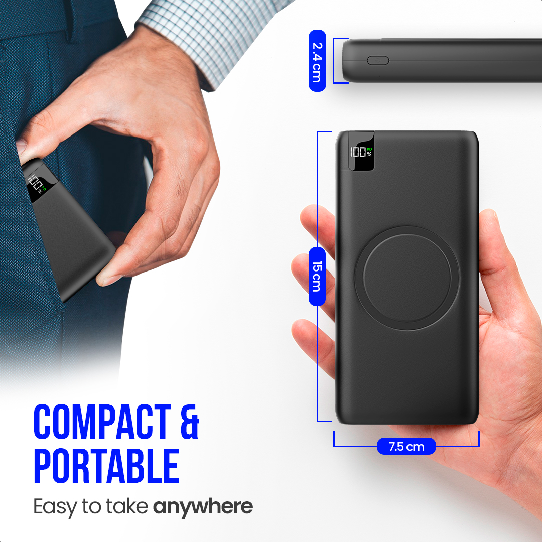 Une batterie externe noire tenue dans une poche et une main. Montre les dimensions et le cercle de chargement sans fil.