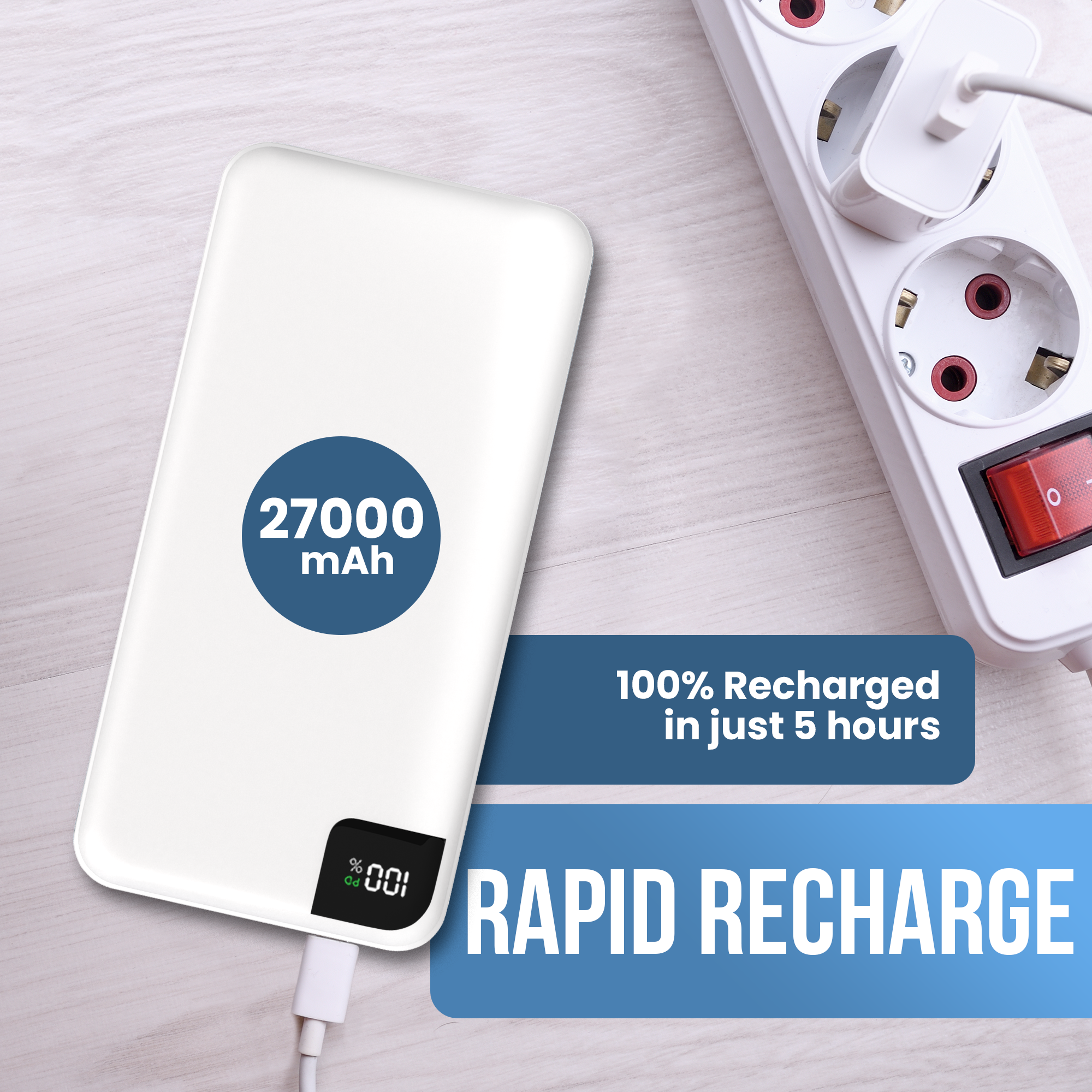 Une banque d'alimentation blanche est branchée, présentant des capacités de recharge rapide à côté d'une multiprise.