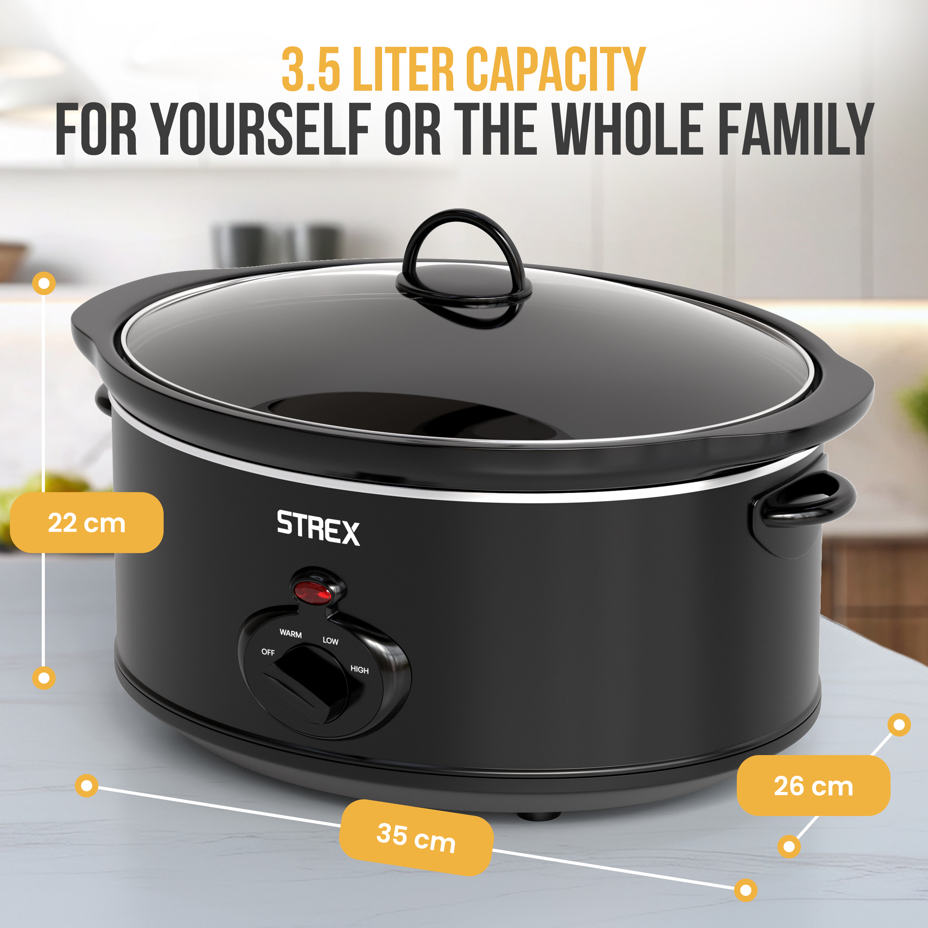Schwarzer Slow Cooker mit Glasdeckel. Zeigt Abmessungen: 22 cm, 26 cm und 35 cm. Das Produkt steht auf einem Holztisch.