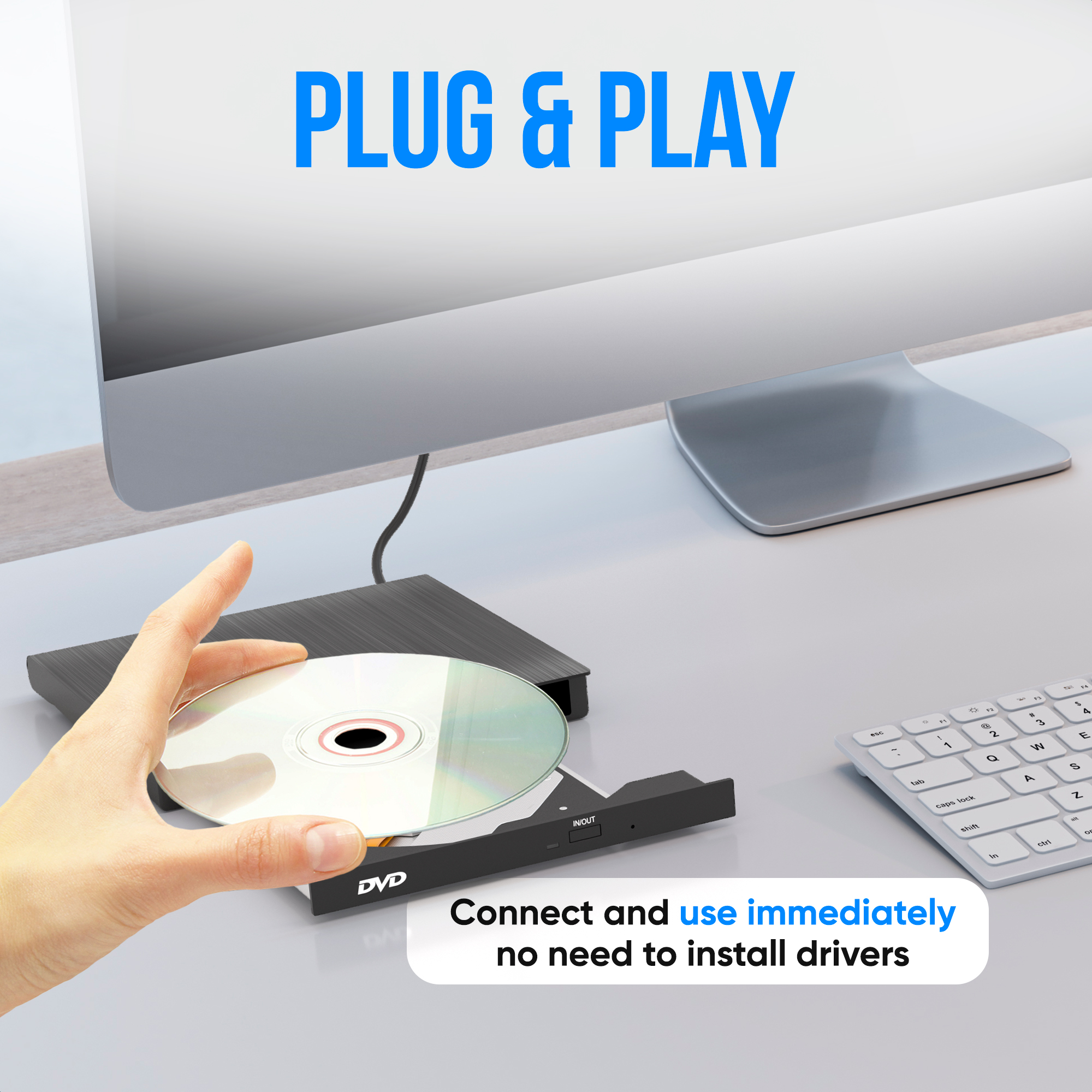 Een hand die een CD in een zwarte externe DVD-speler steekt, aangesloten op een computer. Tekst: Verbind en gebruik direct.