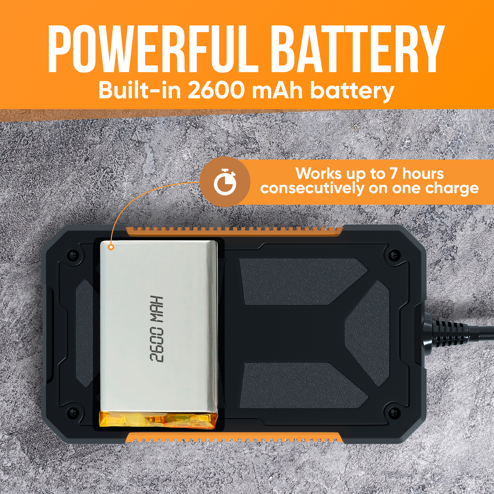 Een batterij op een oplaadstation. De batterij is wit, met de tekst '2600 mAh' erop gedrukt.