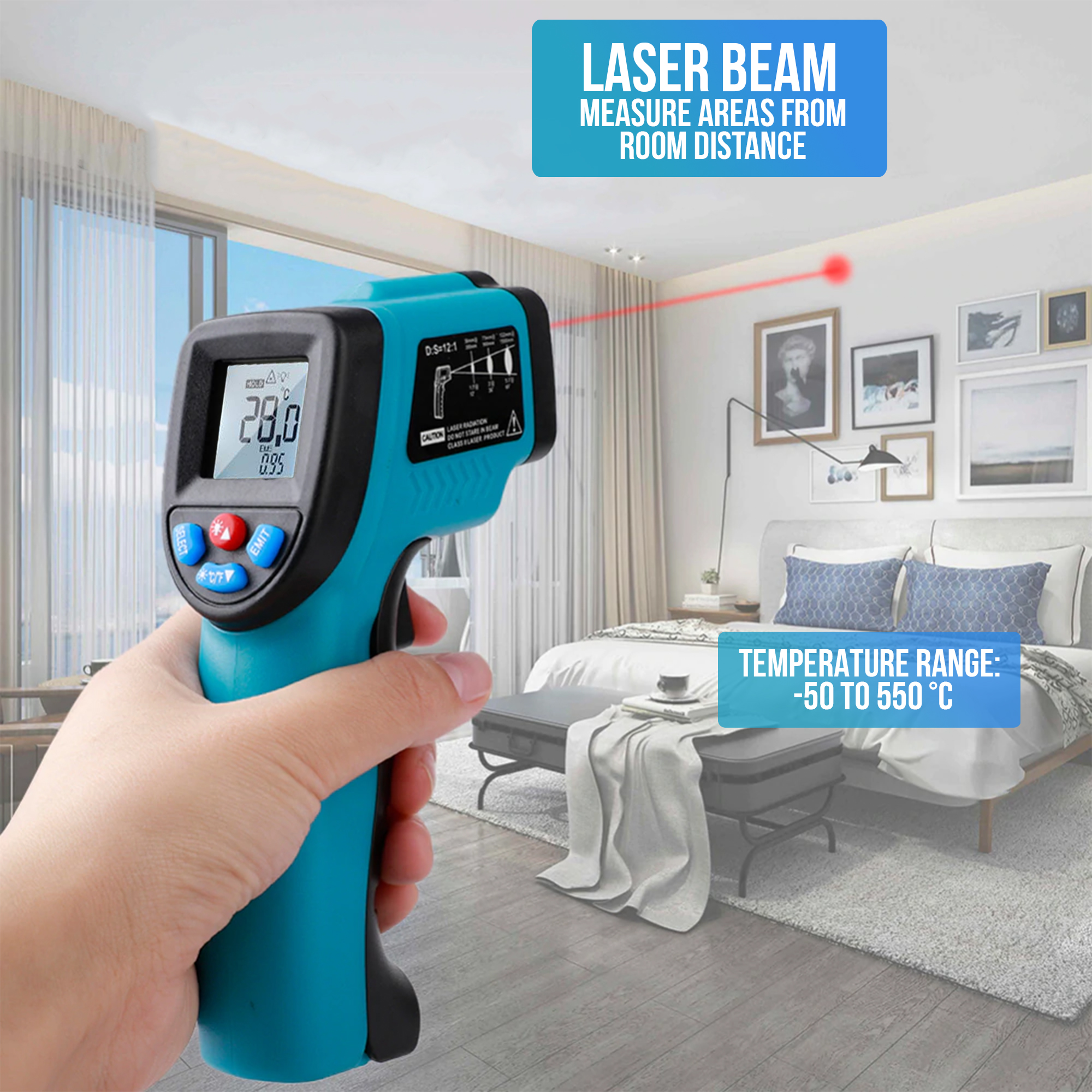 Eine Person hält ein blaues Laserthermometer in einem Schlafzimmer. Der Laserstrahl ist sichtbar und misst die Wand.