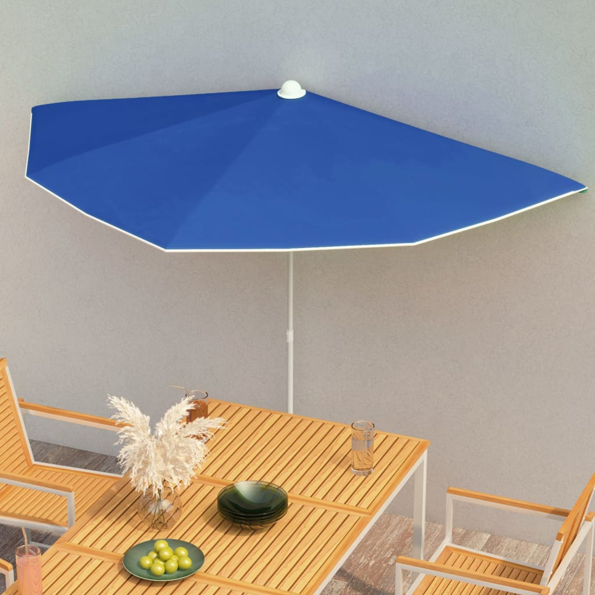 Blauer Schirm über einem Tisch. Tisch hat eine Holzplatte und ein weißes Gestell. Weißer Hintergrund.