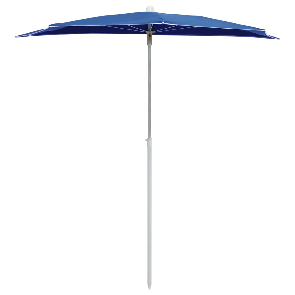 Blau-weißer Sonnenschirm, aufrecht stehend.