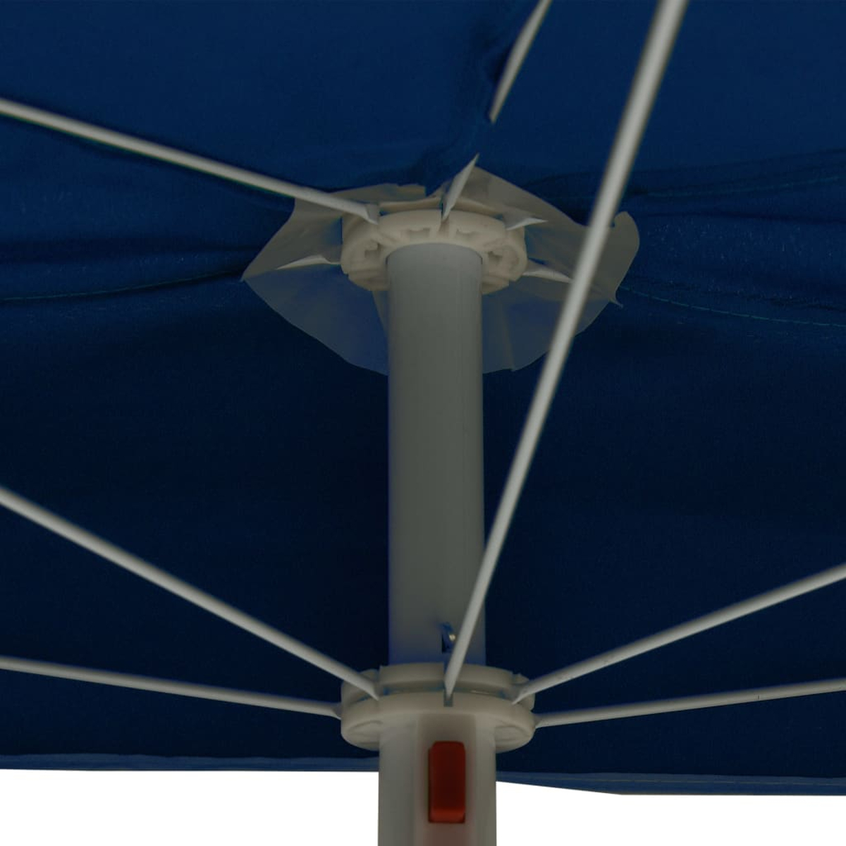 Innenansicht eines blauen Schirms. Weißes Gestell und Mast mit rotem Knopf. Weißer Hintergrund.