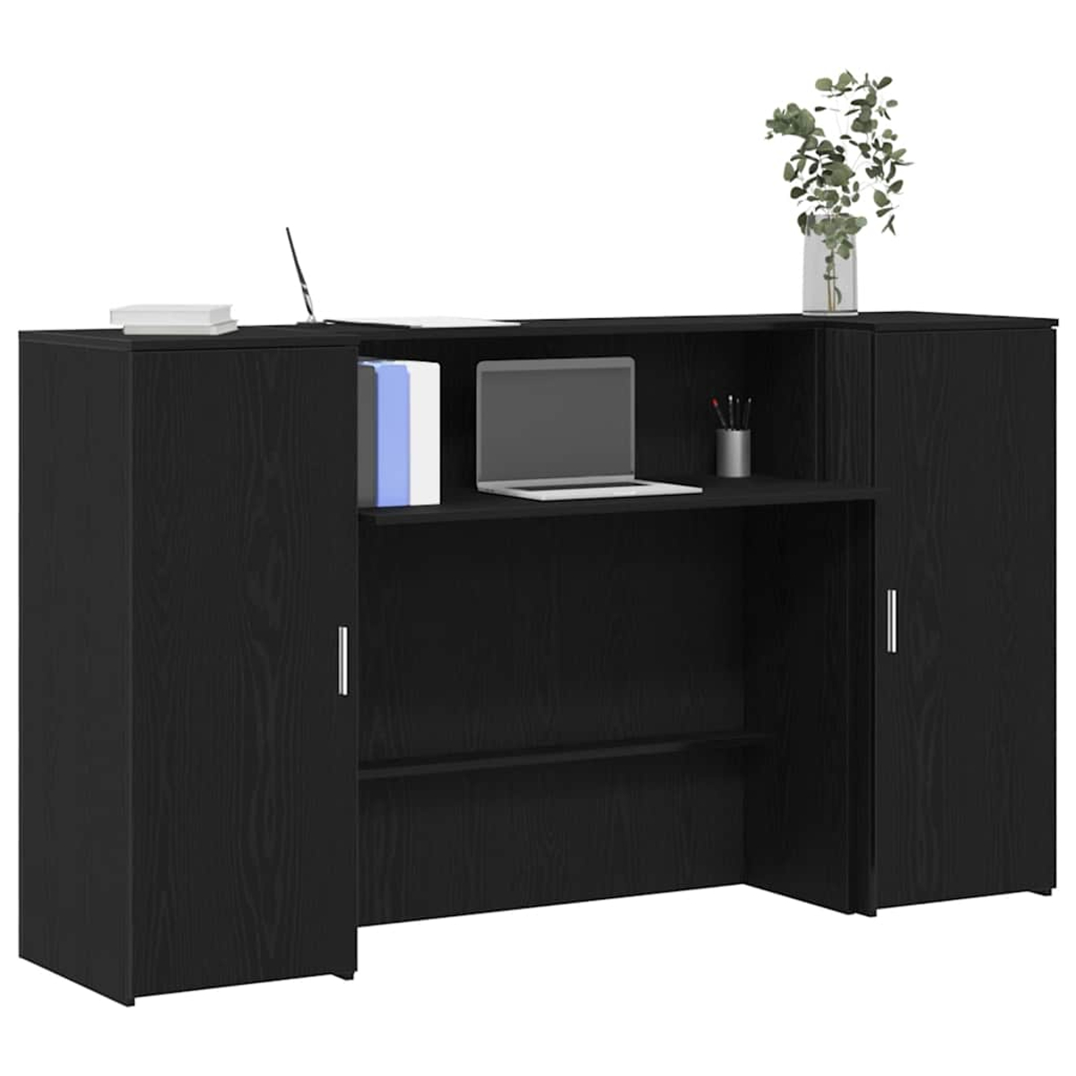 Ein schwarzer Schreibtisch mit Schränken, Regalen und einem Laptop. Er hat eine Vase mit Blättern.