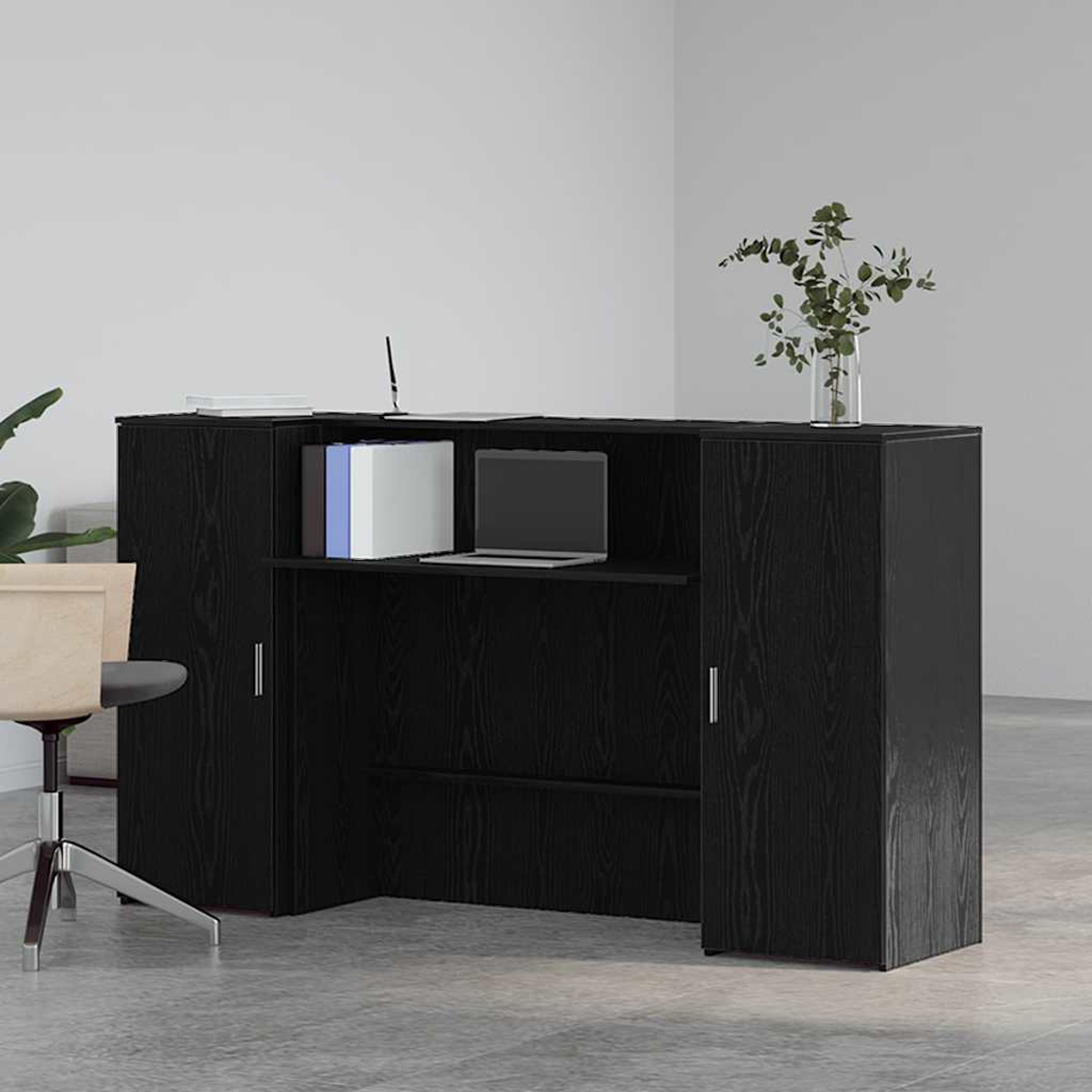Schwarzer Bürotisch mit Gegenständen und Stuhl.