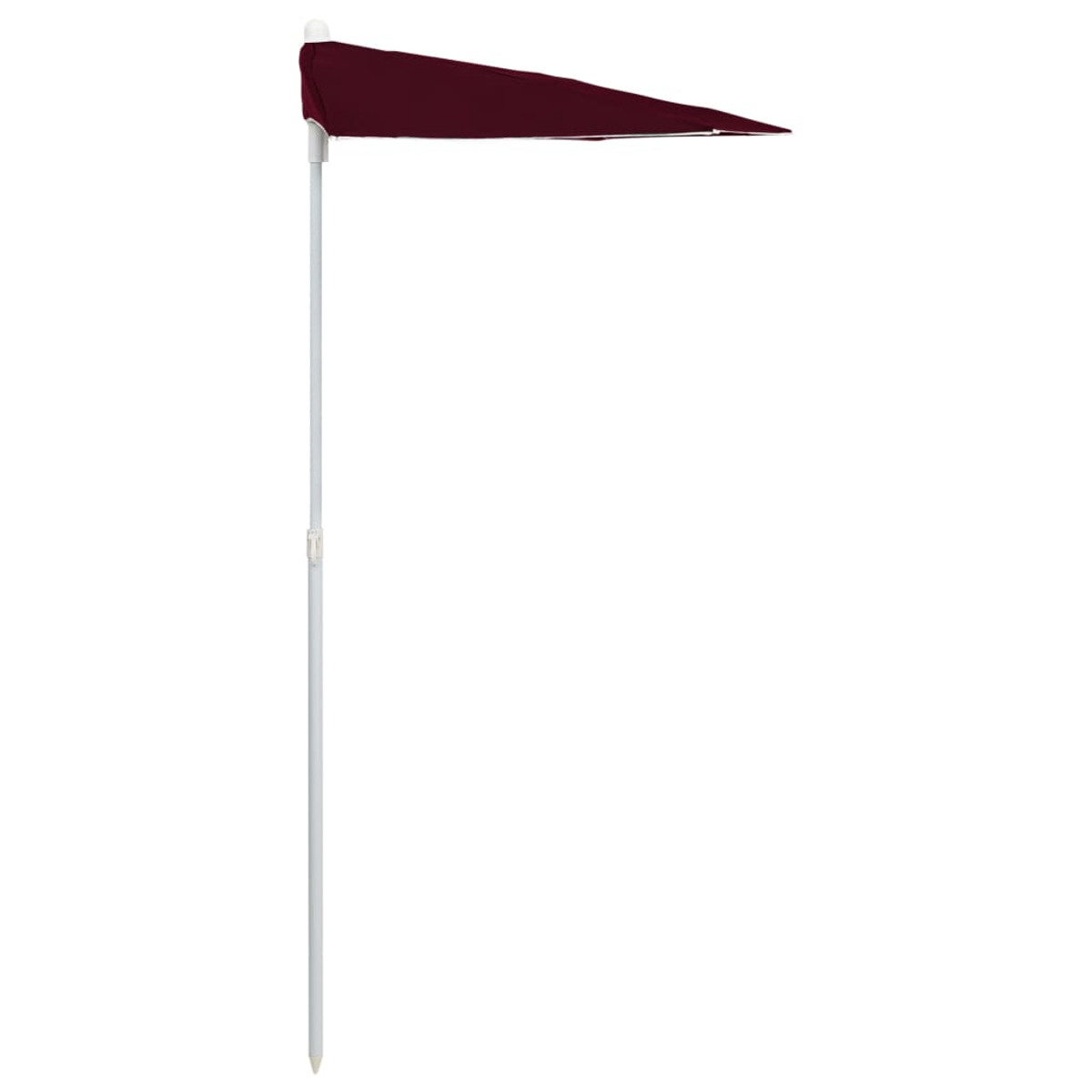 Burgunderfarbene Dreiecksflagge an einem weißen Pfahl, mit weißem Hintergrund.