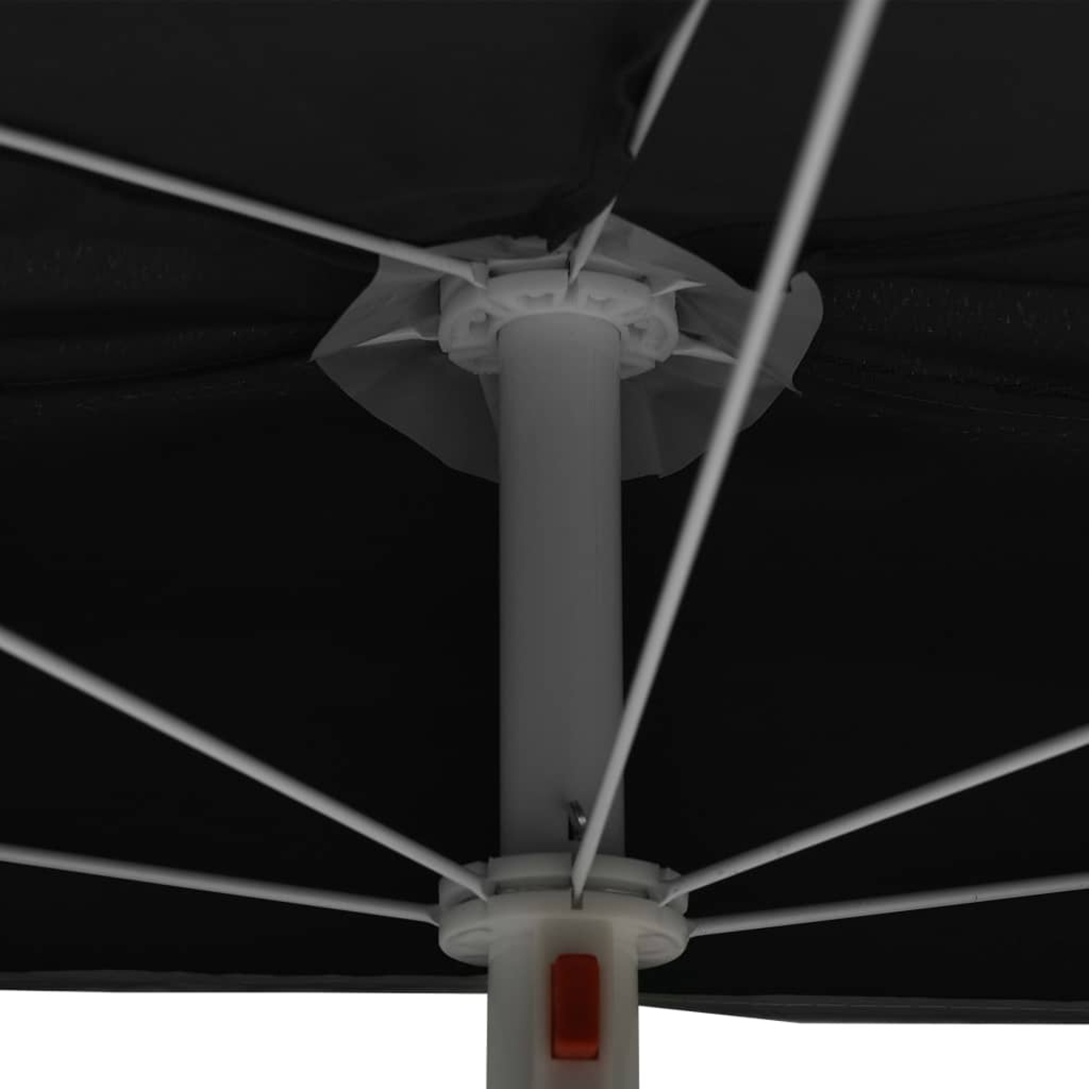 Nahaufnahme der Unterseite eines schwarzen Regenschirms.