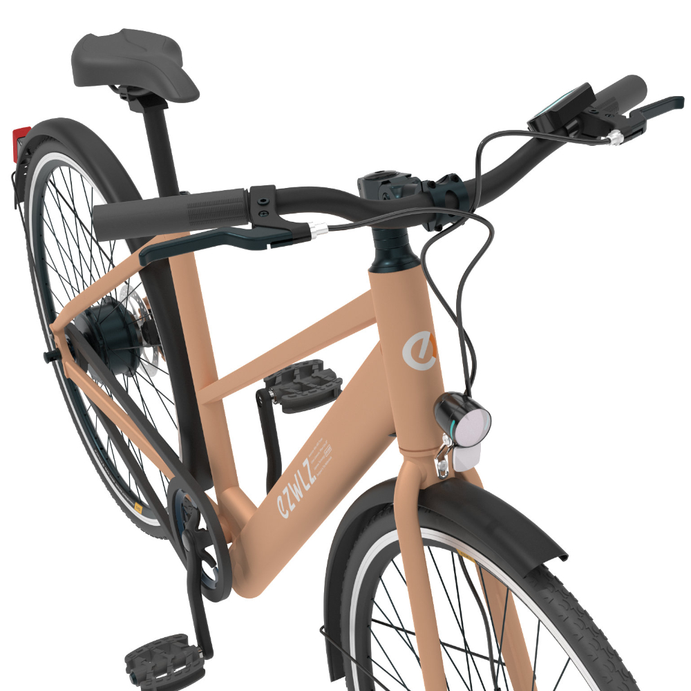 E-bike schuine opname. Beige frame, zwarte spatborden, witte banden en een voorlicht. Details zijn zichtbaar.