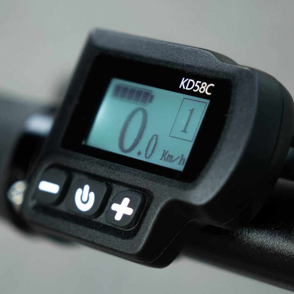 Close-up van een e-bike display met snelheid 0,0 km/u en batterijniveau.