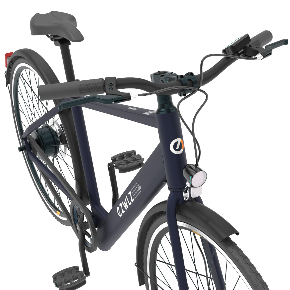 Een close-up toont de voorkant van een donkerblauwe e-bike, omhoog gericht, met een focus op de componenten.