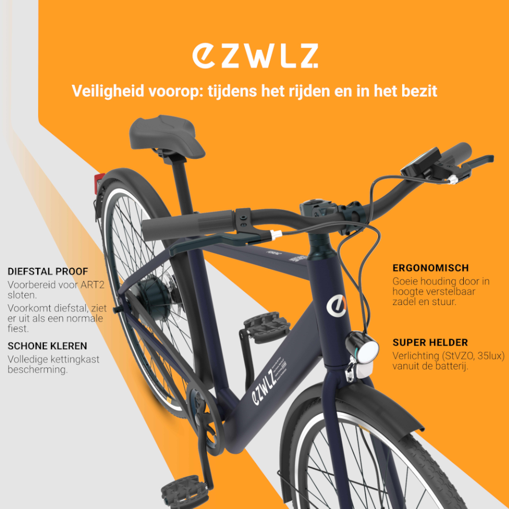 Een donkerblauwe e-bike met gedetailleerde labels op een oranje achtergrond, die de anti-diefstal en ergonomische functies benadrukken.