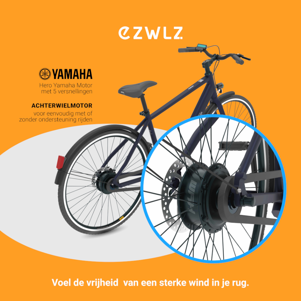 Een donkerblauwe e-bike is gedetailleerd met onderdelen gelabeld op een oranje achtergrond, die de Yamaha-motor benadrukken.