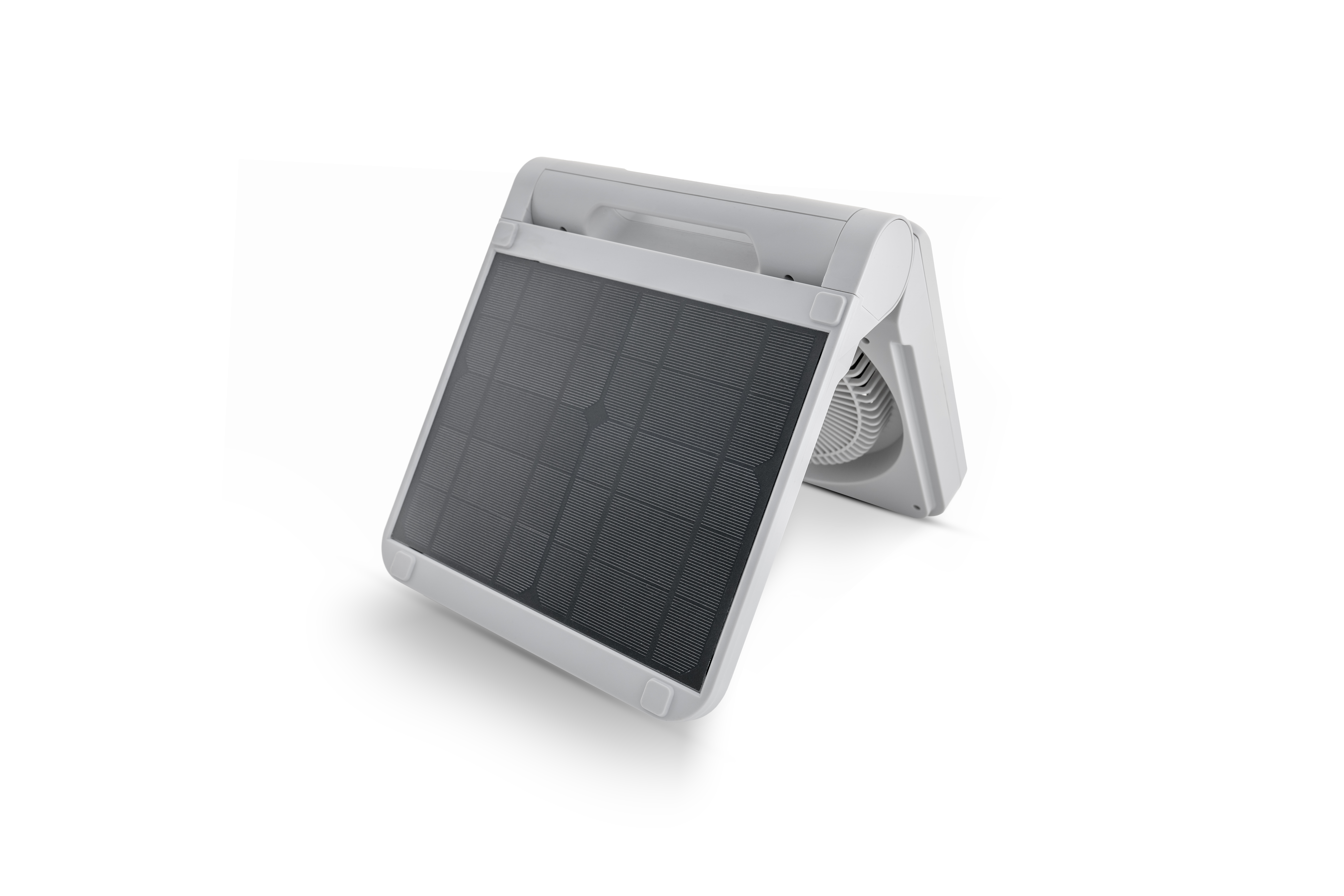 Biały wentylator z czarnym panelem słonecznym skierowanym w górę. Tło jest białe.