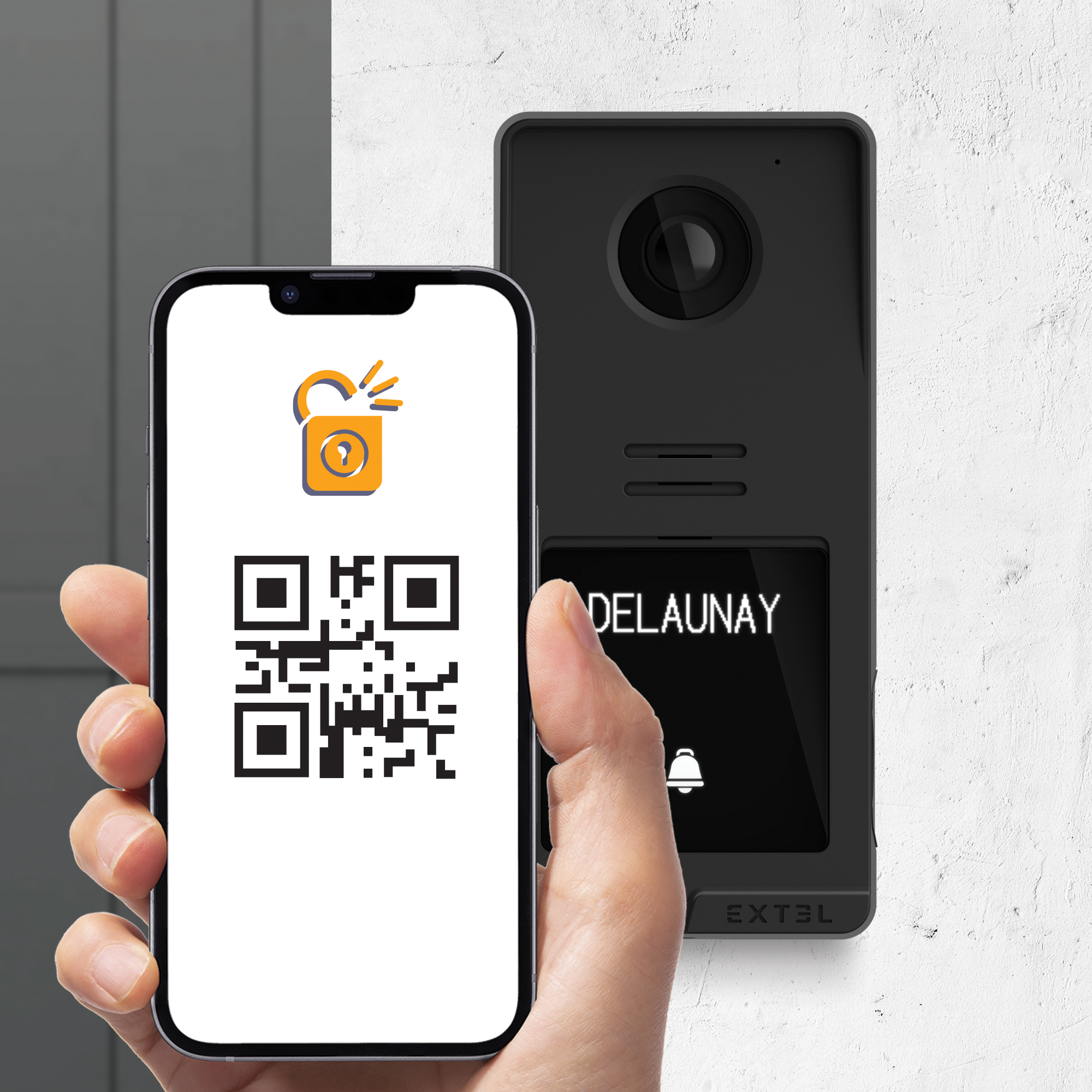 Una mano sosteniendo un teléfono con un código QR frente a un timbre negro. El timbre tiene el nombre 'Delaunay' y dice 'EXTEL'.