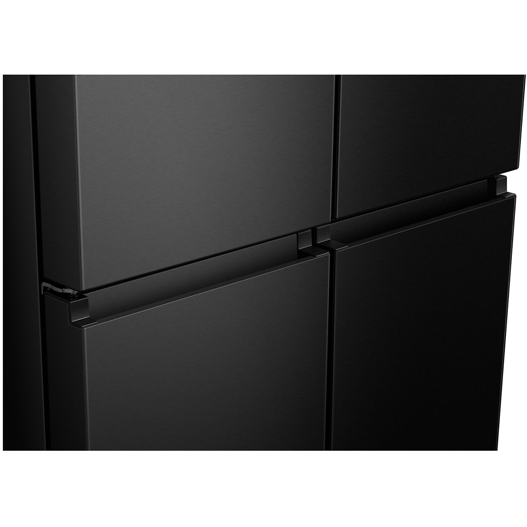 Zbliżenie na drzwi czarnej lodówki z poziomym uchwytem.