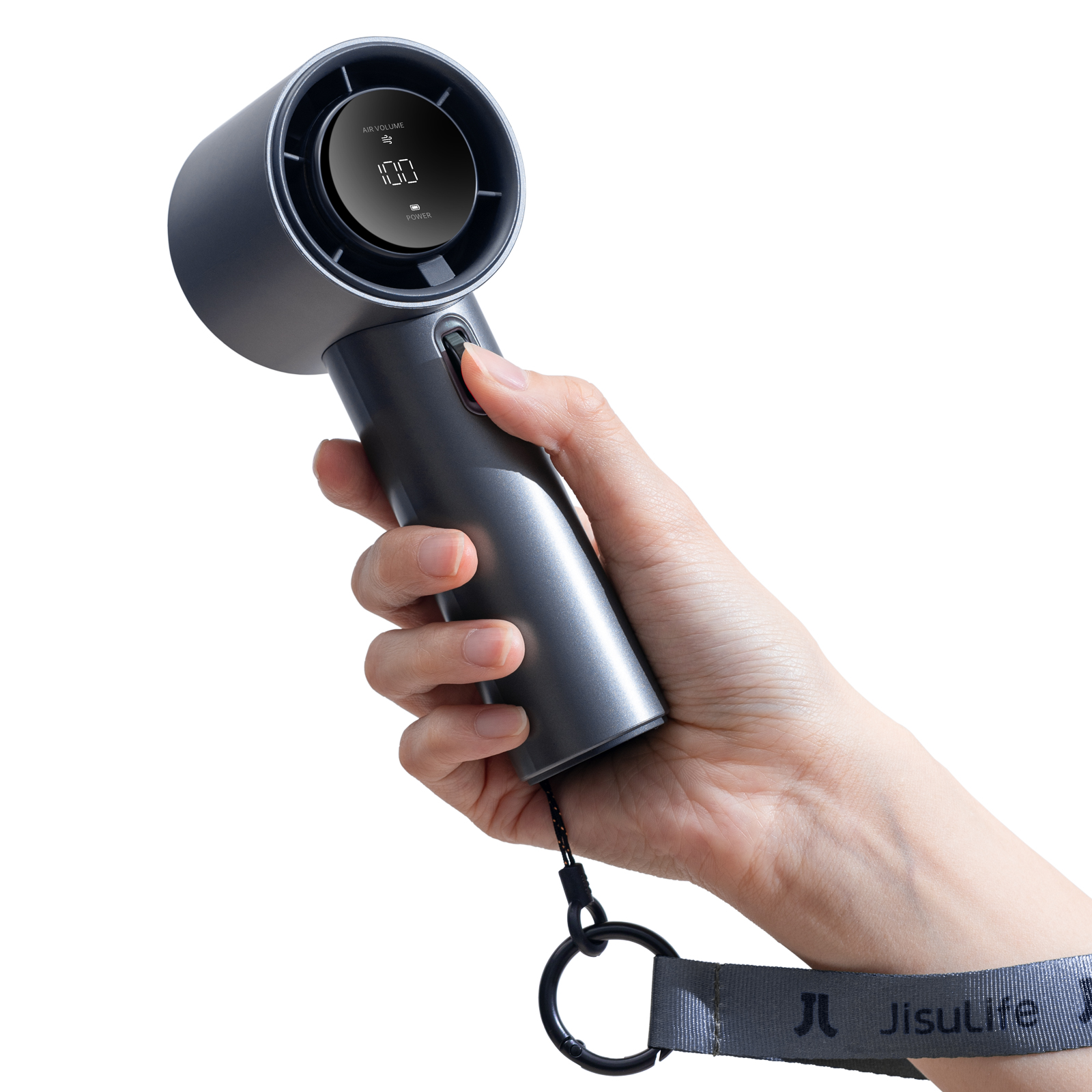 Una mano tiene in mano un mini ventilatore grigio. Ha un display digitale e un pulsante di accensione, con un cinturino.