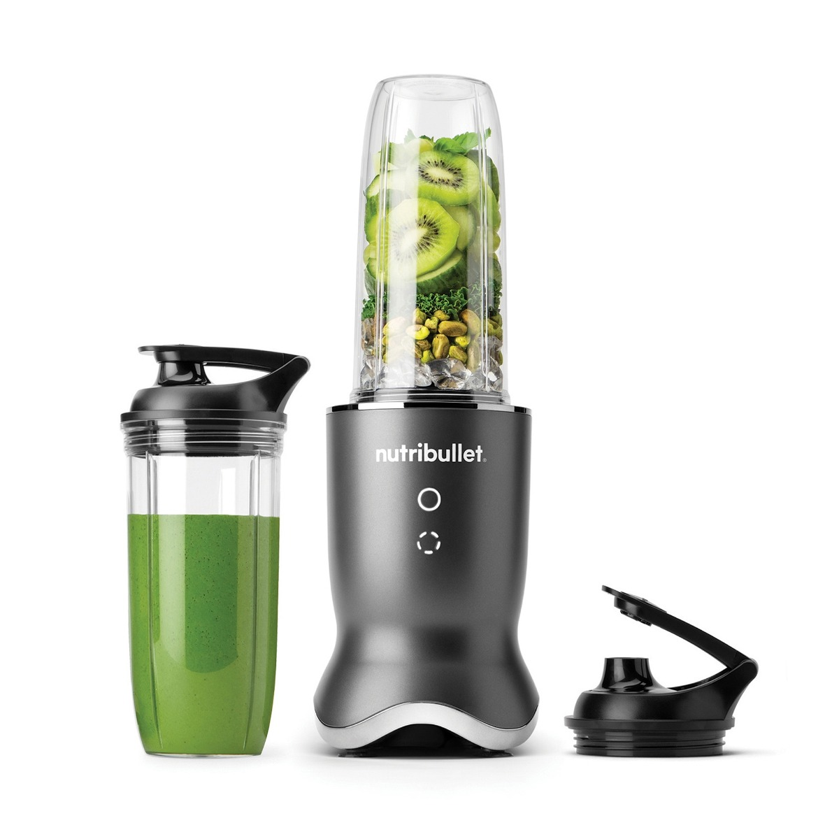 Een grijze Nutribullet-blender met ingrediënten en een smoothie op een witte achtergrond.