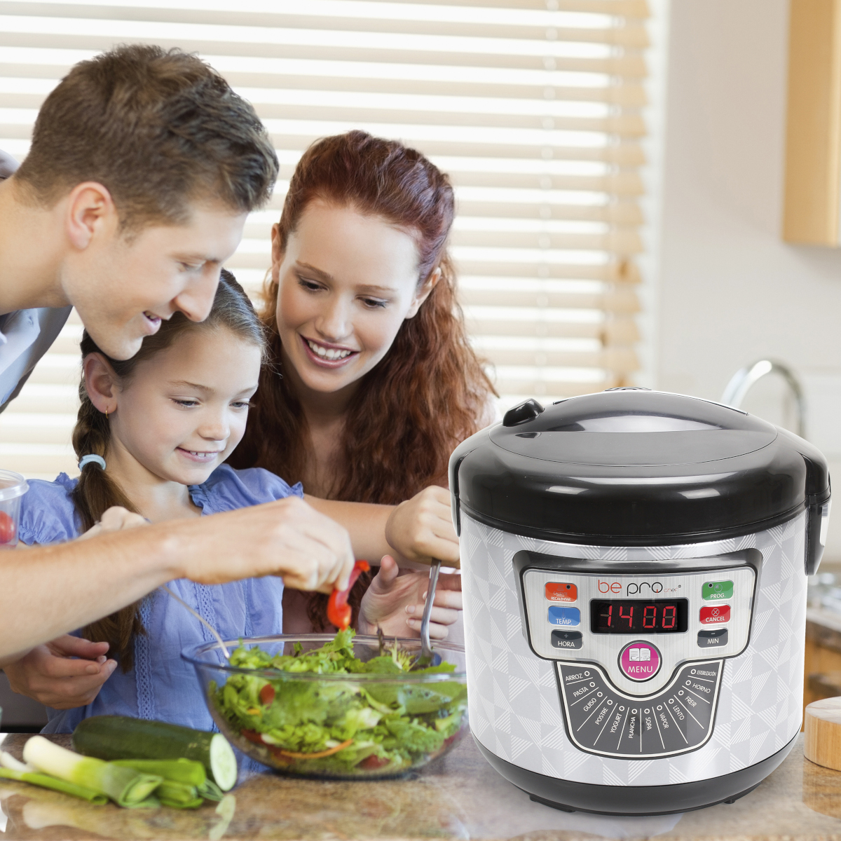 Familia preparando ensalada cerca de una arrocera, en un entorno de cocina. Enfoque en la preparación.