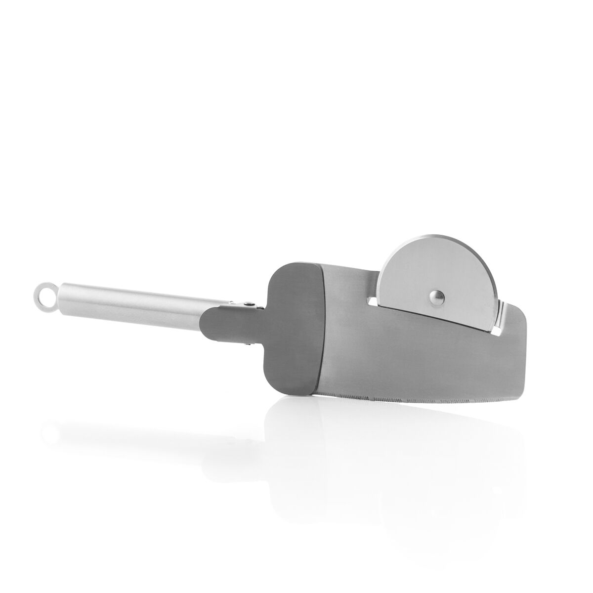 Un tagliapizza e servitore in acciaio inox su sfondo bianco.