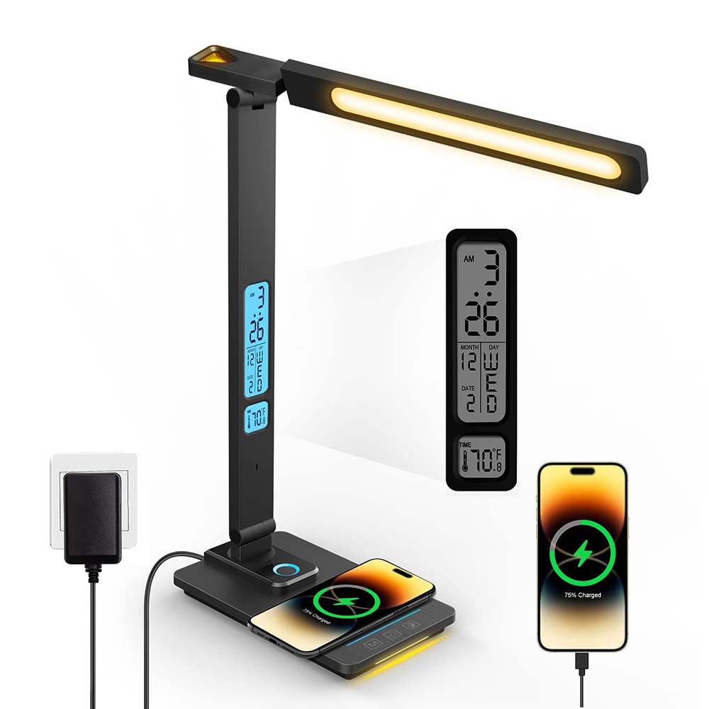 Schwarze Schreibtischlampe mit Digitalanzeige und Telefonladung auf schwarzer Oberfläche.