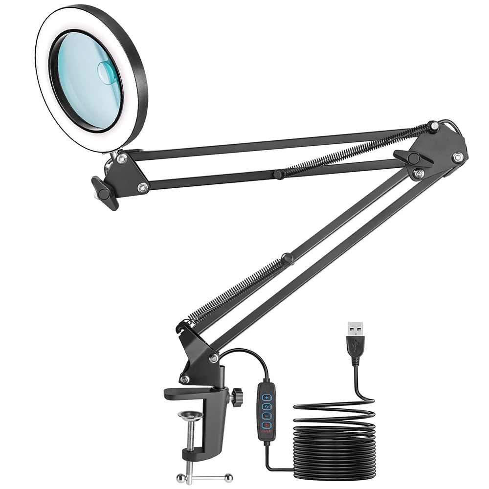 Eine schwarze Lupenlampe mit Ringlicht und flexiblem Arm. Sie ist an einer Schreibtischklemme befestigt.