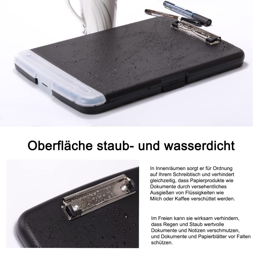 Ein schwarzes, wasserdichtes Klemmbrett mit Text und einer transparenten Abdeckung. Wassertröpfchen sind sichtbar.