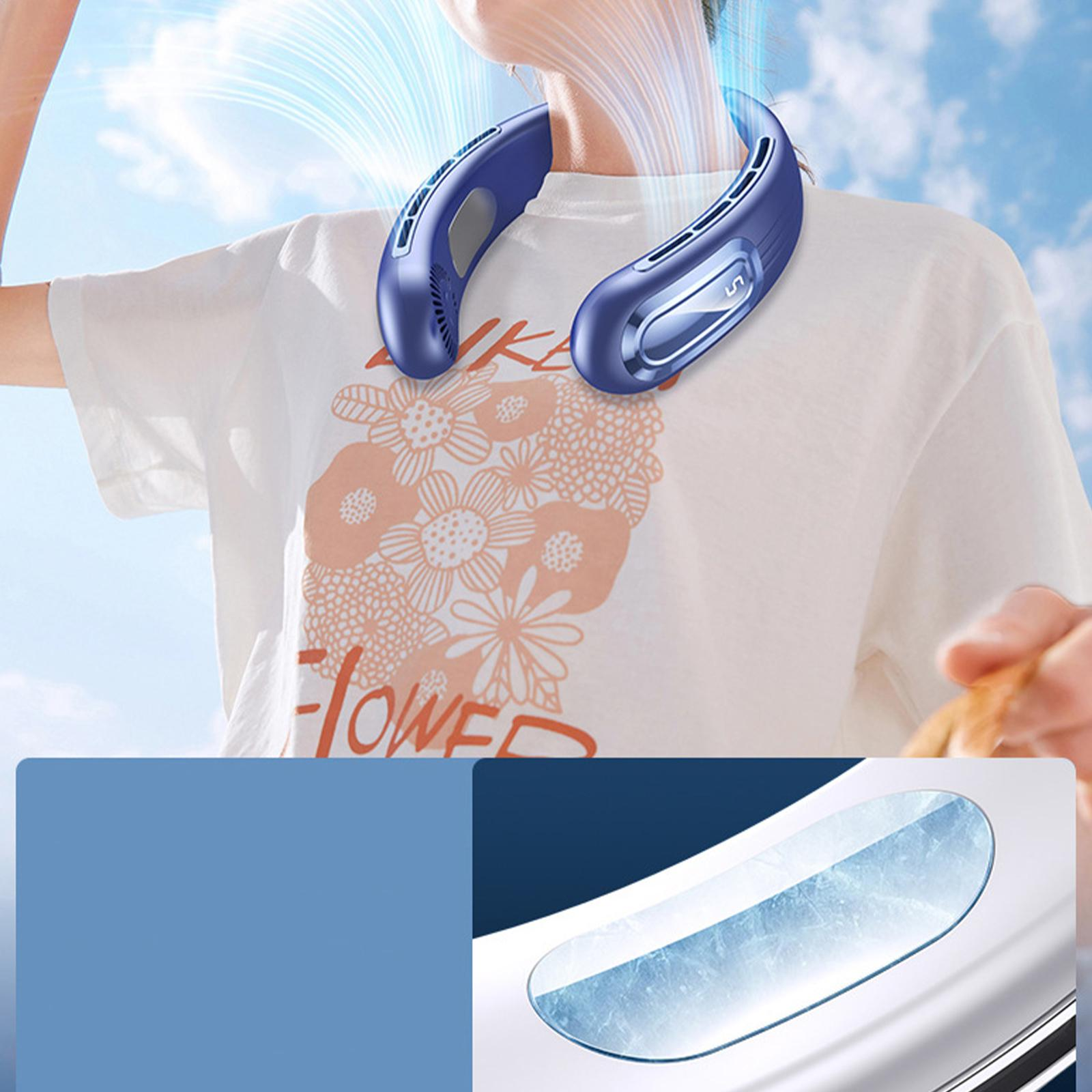 Eine Person trägt einen blauen Nackenventilator. Sie trägt ein weißes T-Shirt.