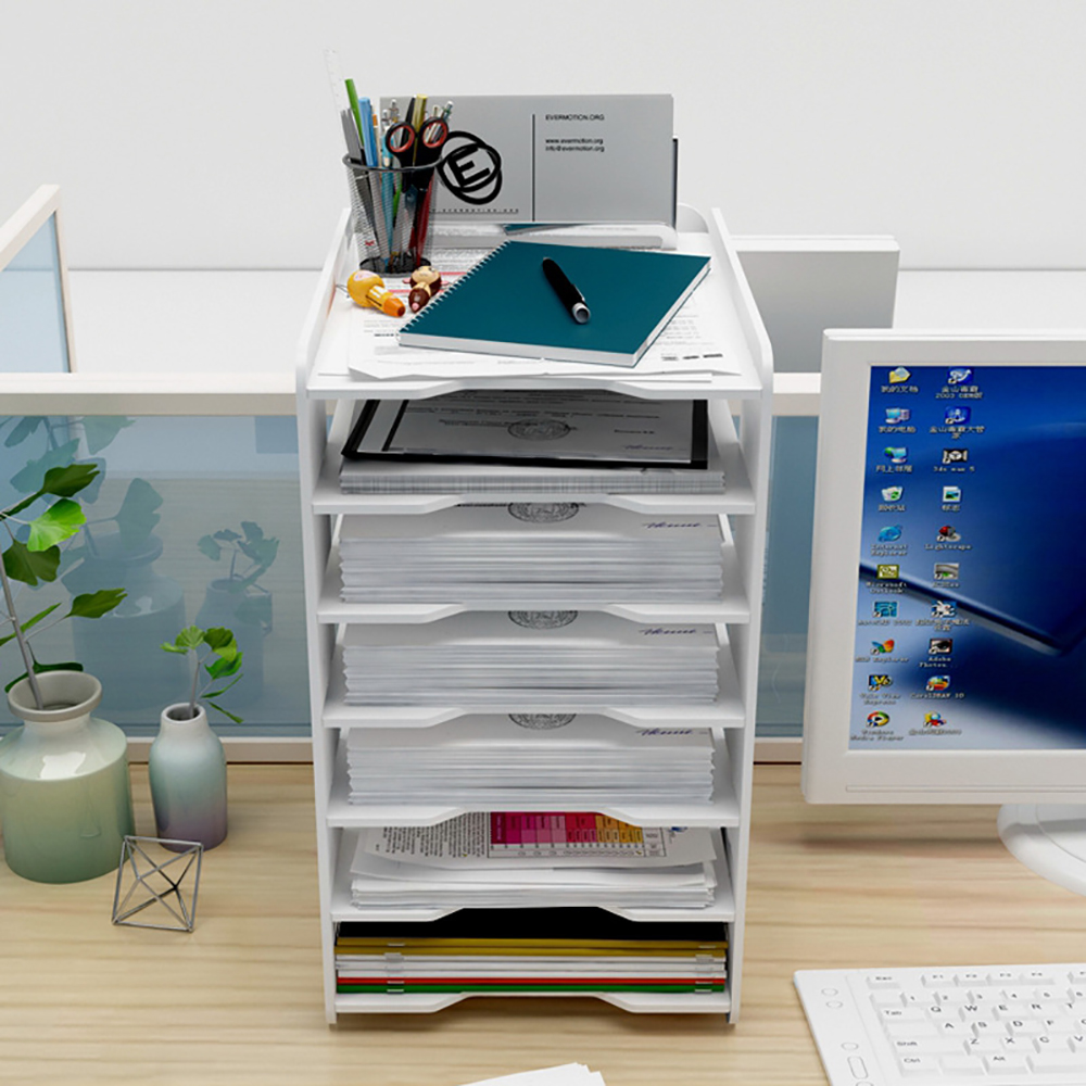 Ein weißer Schreibtisch-Organizer mit mehreren Ebenen, der Dokumente und Büromaterialien enthält.