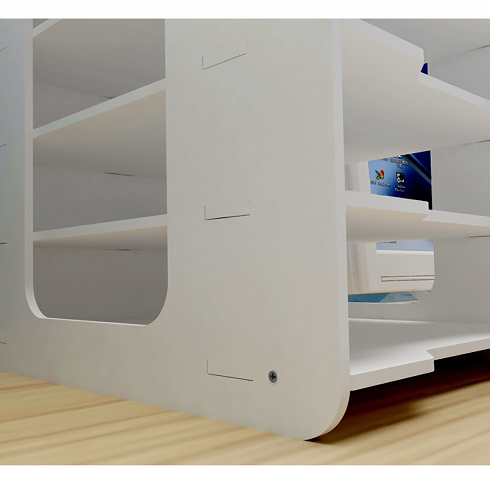 Ein weißer Büro-Organizer mit einer Teilansicht eines Computermonitors im Hintergrund.