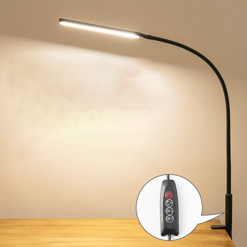 Eine schwarze Schreibtischlampe mit gebogenem Hals und Bedienfeld. Die Lampe steht auf einem Holztisch.
