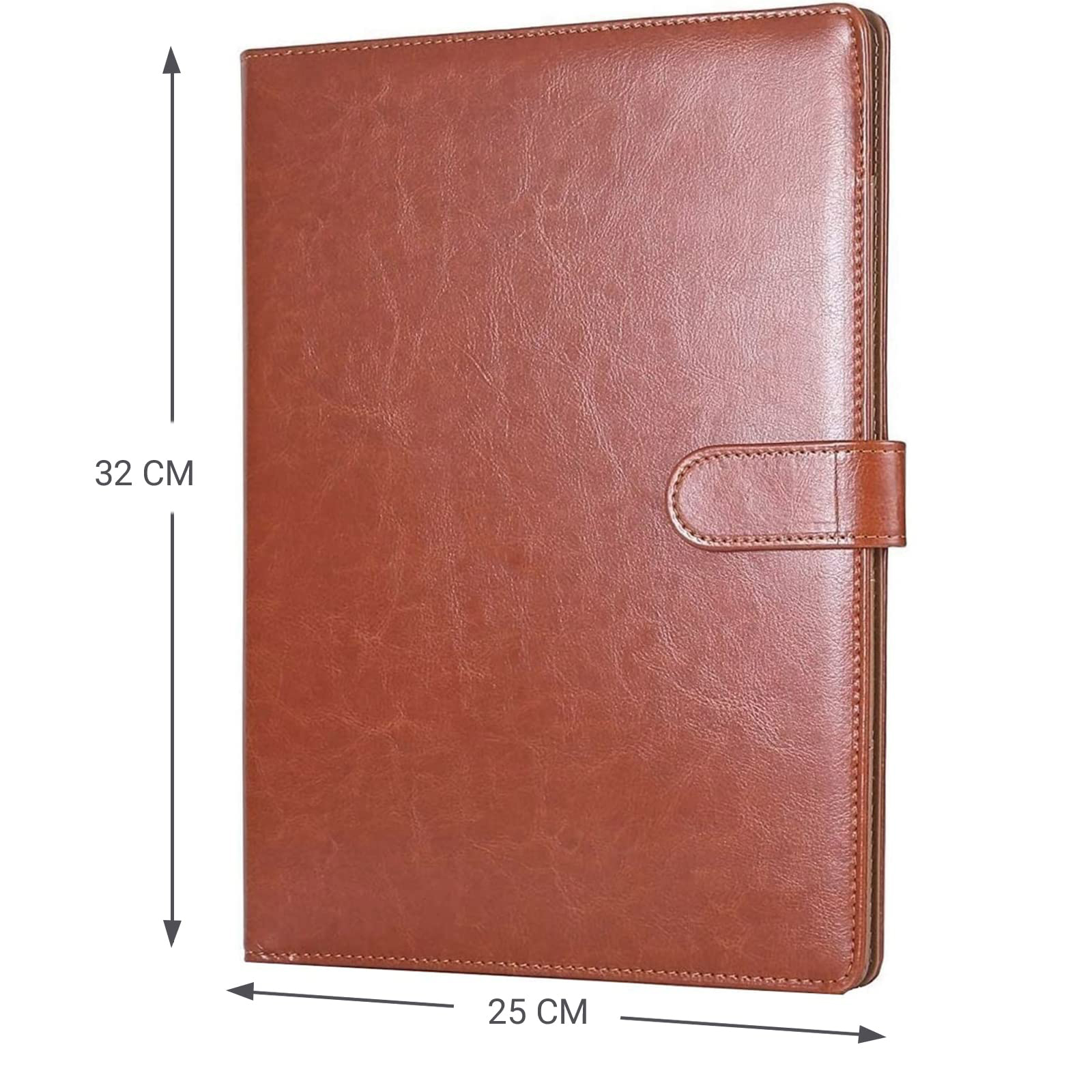 Ein geschlossener brauner Lederordner mit Verschluss. Abmessungen: 25 cm x 32 cm.