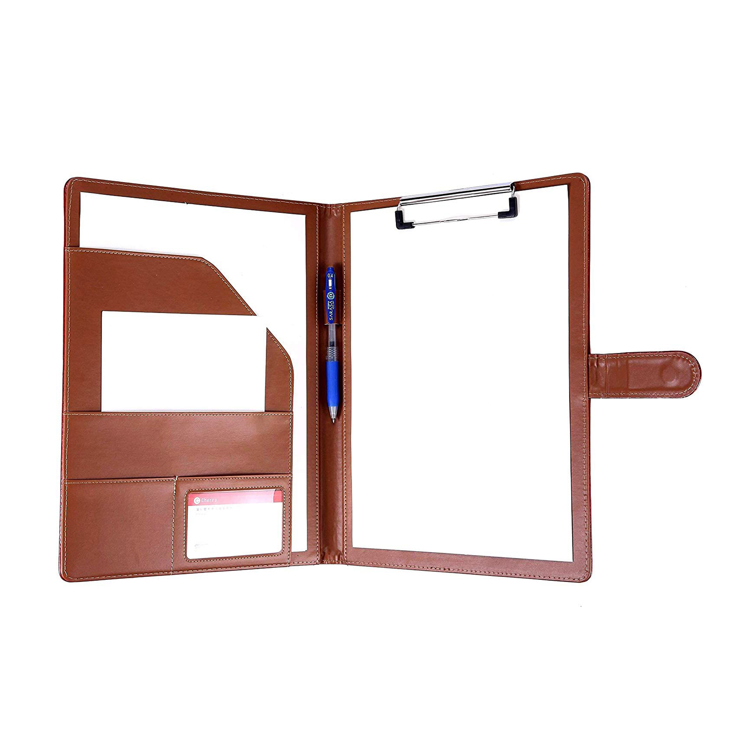 Ein brauner Lederordner mit Stift, Papier und Taschen. Auf der rechten Seite befindet sich ein Klemmbrett.