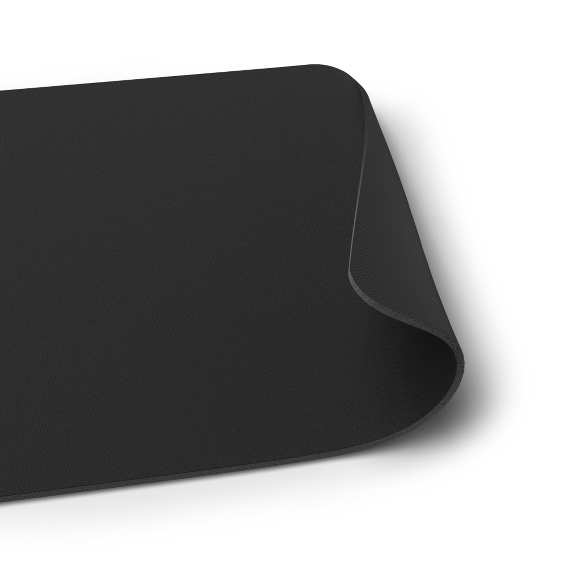 Ein schwarzes Mauspad, mit angehobener Ecke, um die Unterseite zu zeigen, vor weißem Hintergrund.