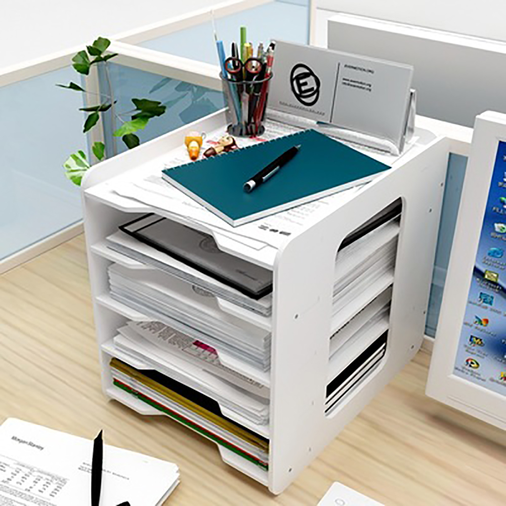 Ein weißer Schreibtisch-Organizer mit mehreren Regalen für Papiere, Stifte und ein Notizbuch, mit einem Desktop.