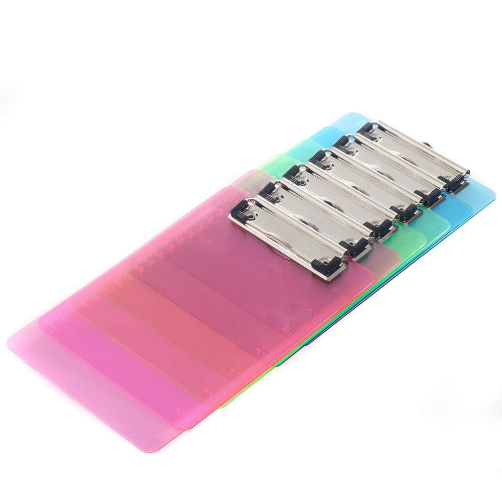 Ein Stapel Klemmbretter in verschiedenen Farben mit silbernen Clips und aufgedrucktem Lineal.