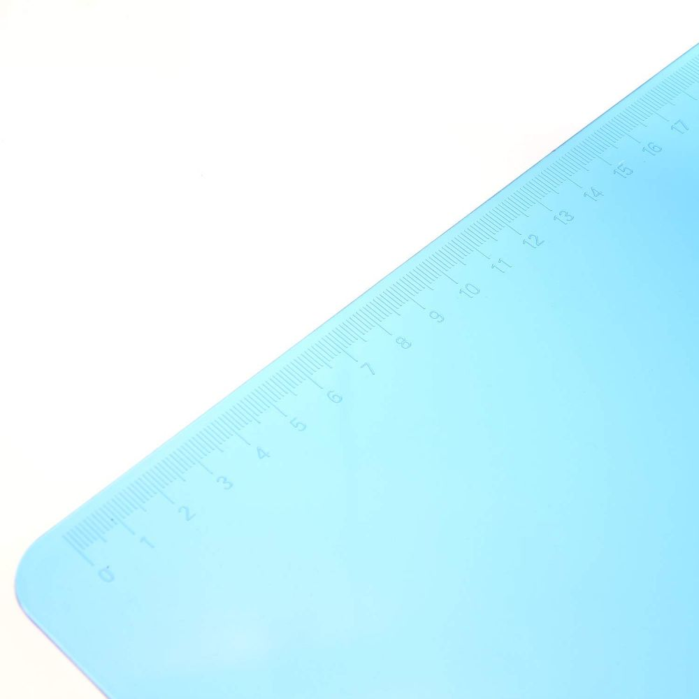 Ein blauer Kunststofflineal mit aufgedruckten Zahlen. Es befindet sich auf weißem Grund.