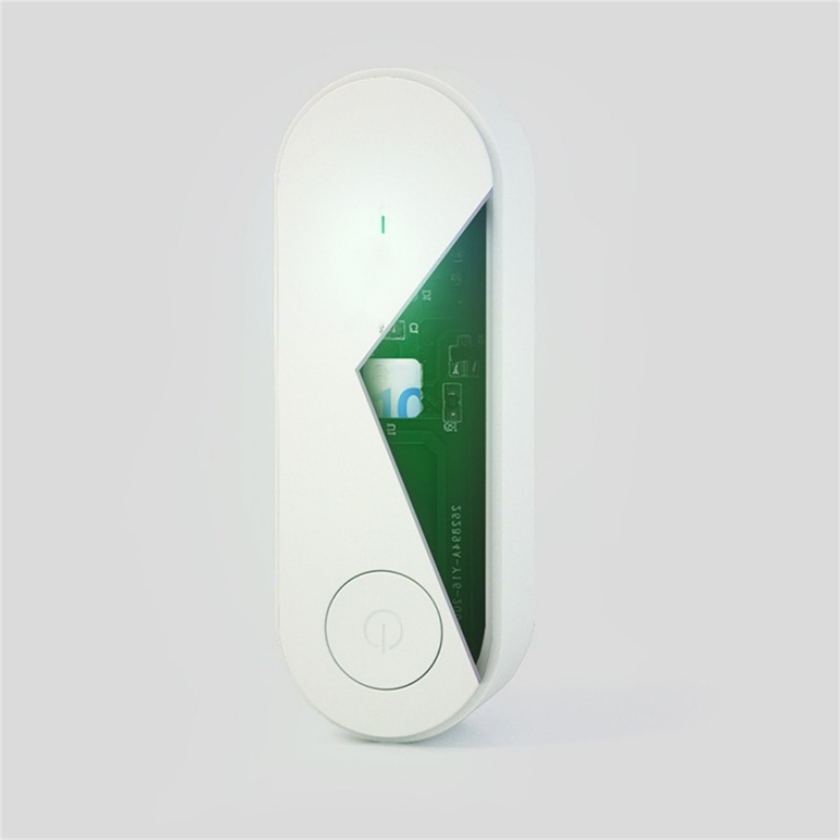 Weißes Smart-Gerät mit sichtbarer grüner Leiterplatte. Es hat einen Power-Knopf und ein Aussparungsdesign.