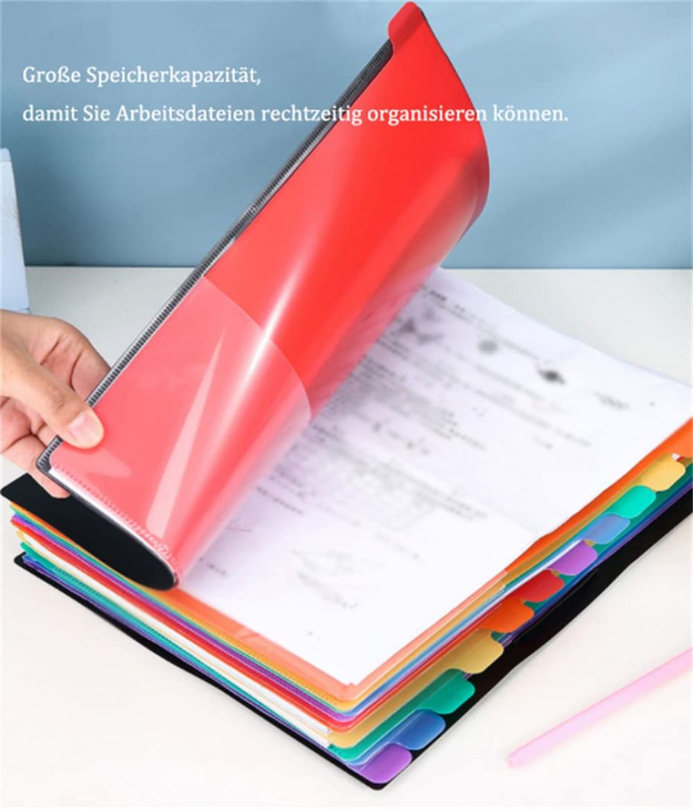 Eine Person öffnet einen roten Ordner mit farbigen Trennwänden und Seiten darin.