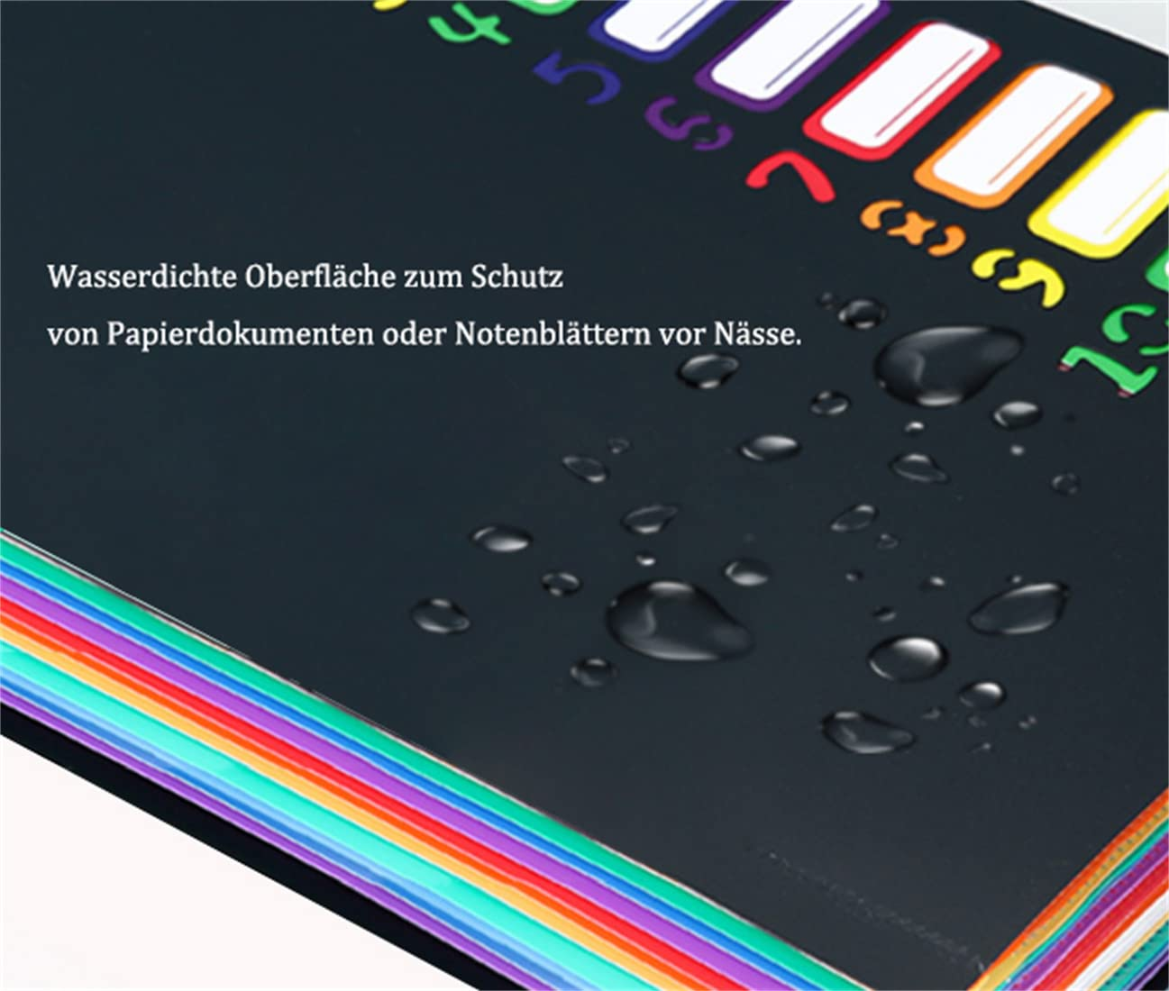 Nahaufnahme eines schwarzen Ordners mit farbigen Trennwänden. Wassertropfen sind sichtbar.