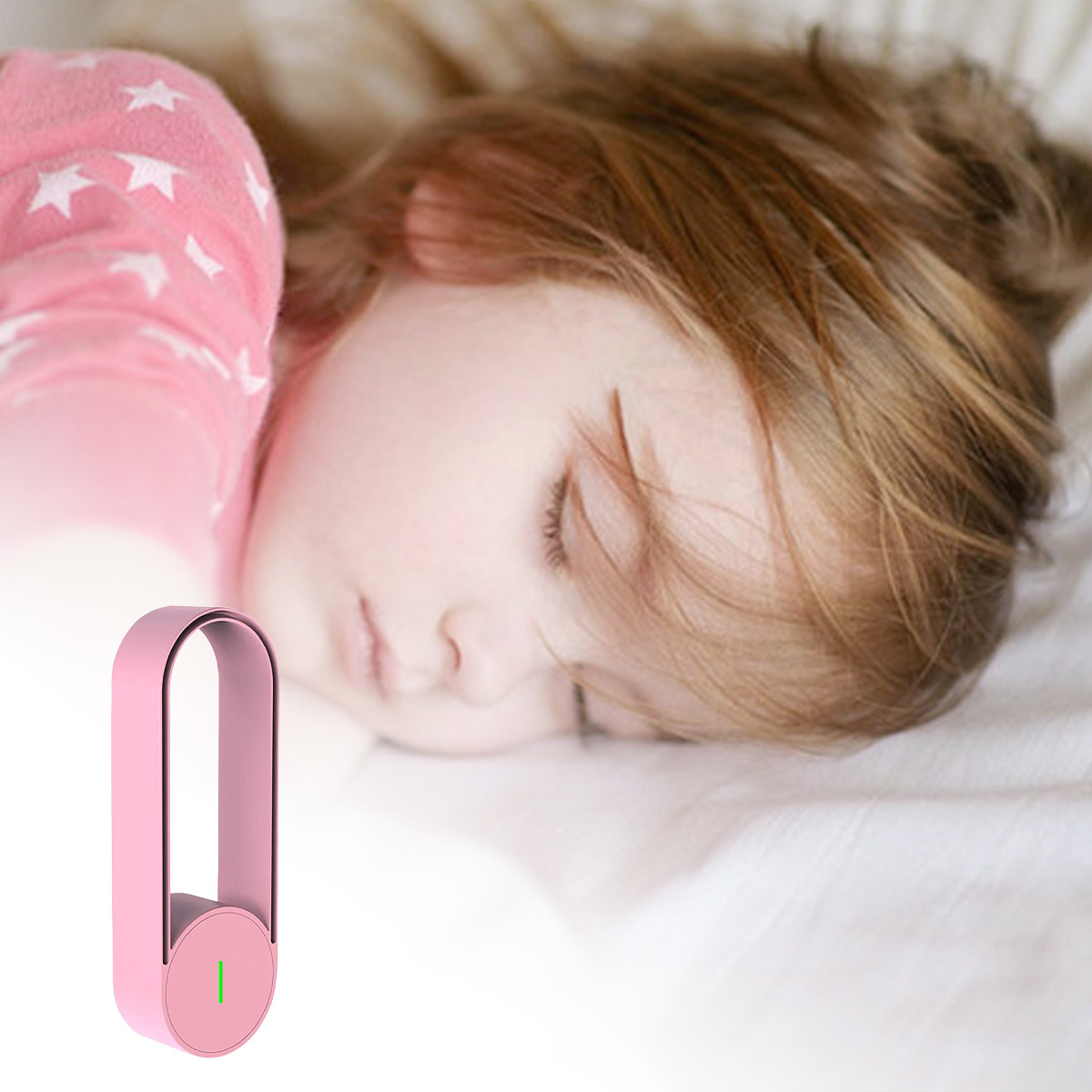 Ein rosa Luftreiniger neben einem schlafenden Kind. Das Kind liegt auf einem weißen Bett. Der Reiniger ist minimalistisch.