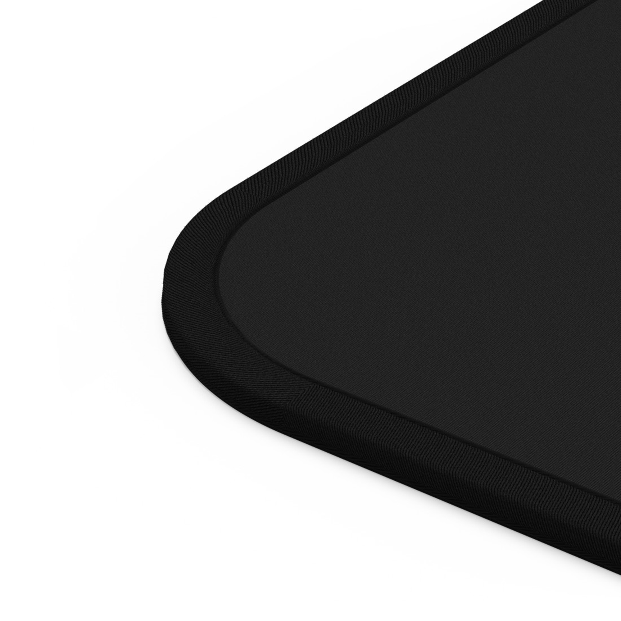 Czarna podkładka pod mysz z zaokrągloną krawędzią na białym tle.