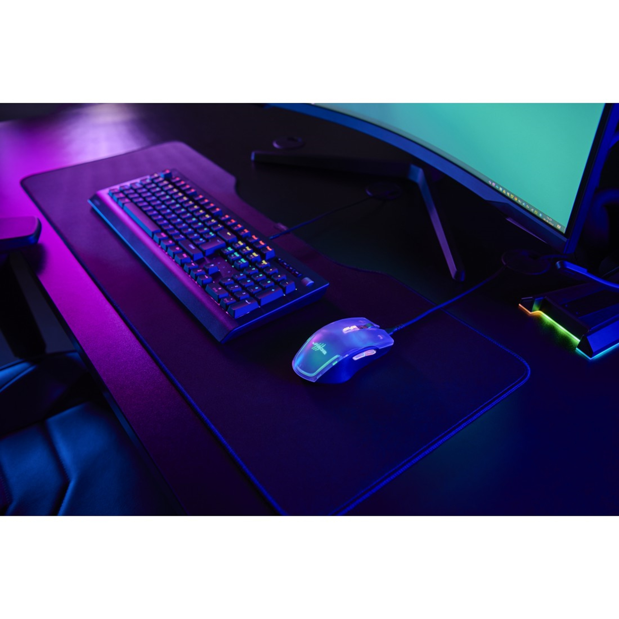 Biurko komputerowe z klawiaturą, myszą i podkładką pod mysz, w oświetleniu neonowym.