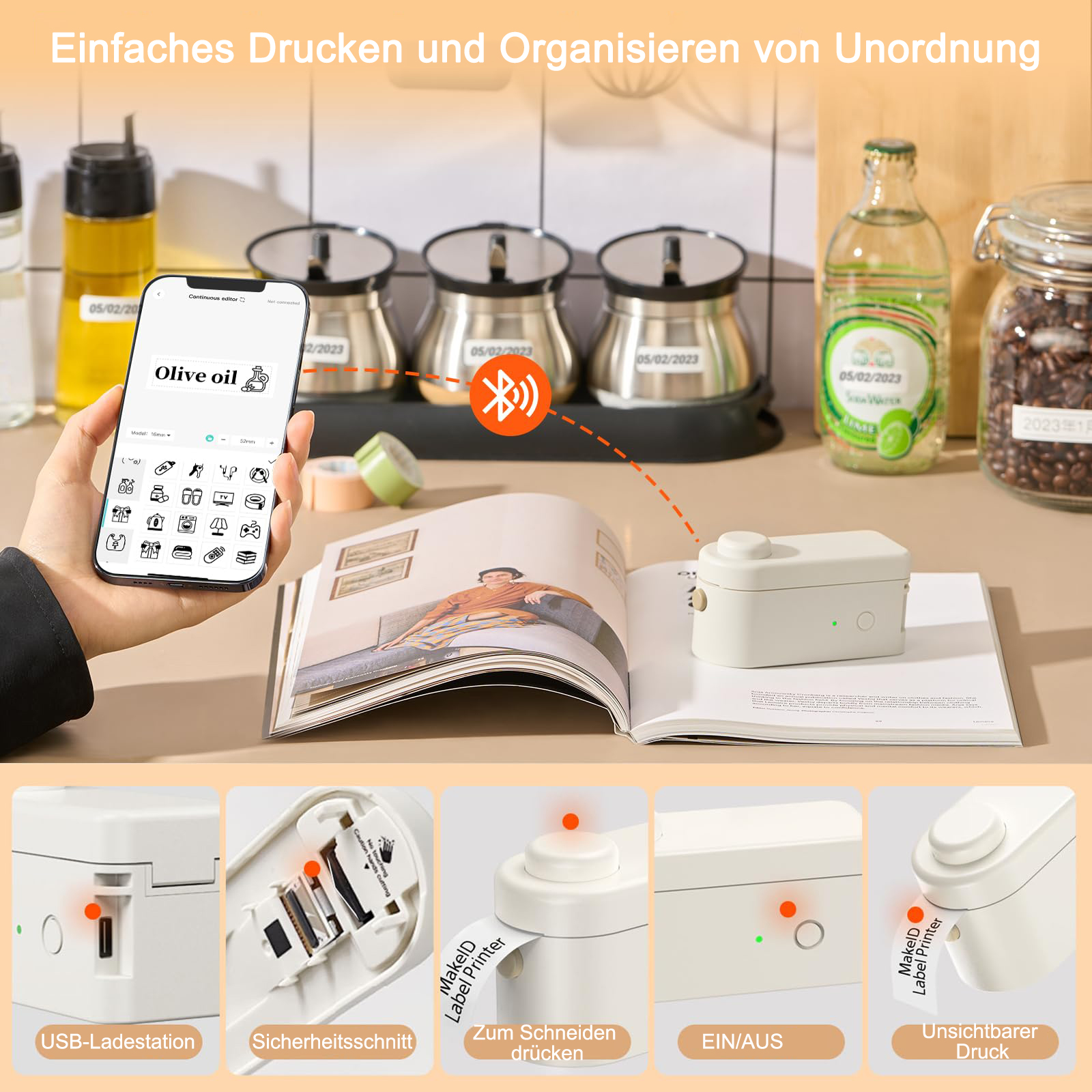 Eine Person hält ein Telefon und einen Etikettendrucker. Auf Gläsern und einer Flasche befinden sich Etiketten mit Text auf dem Tisch.