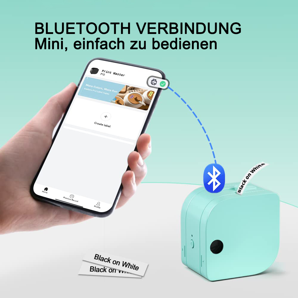 Eine Person hält ein Telefon, das mit einem Etikettendrucker verbunden ist. Der Etikettendrucker ist blau und weiß mit einem Bluetooth-Symbol.