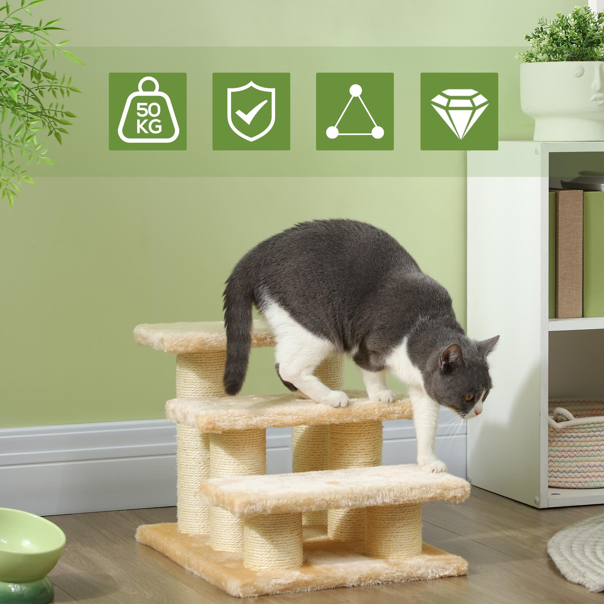 Eine grau-weiße Katze klettert auf einem beigefarbenen Katzenturm mit mehreren Ebenen, in der Nähe einer grünen Wand und eines weißen Regals.