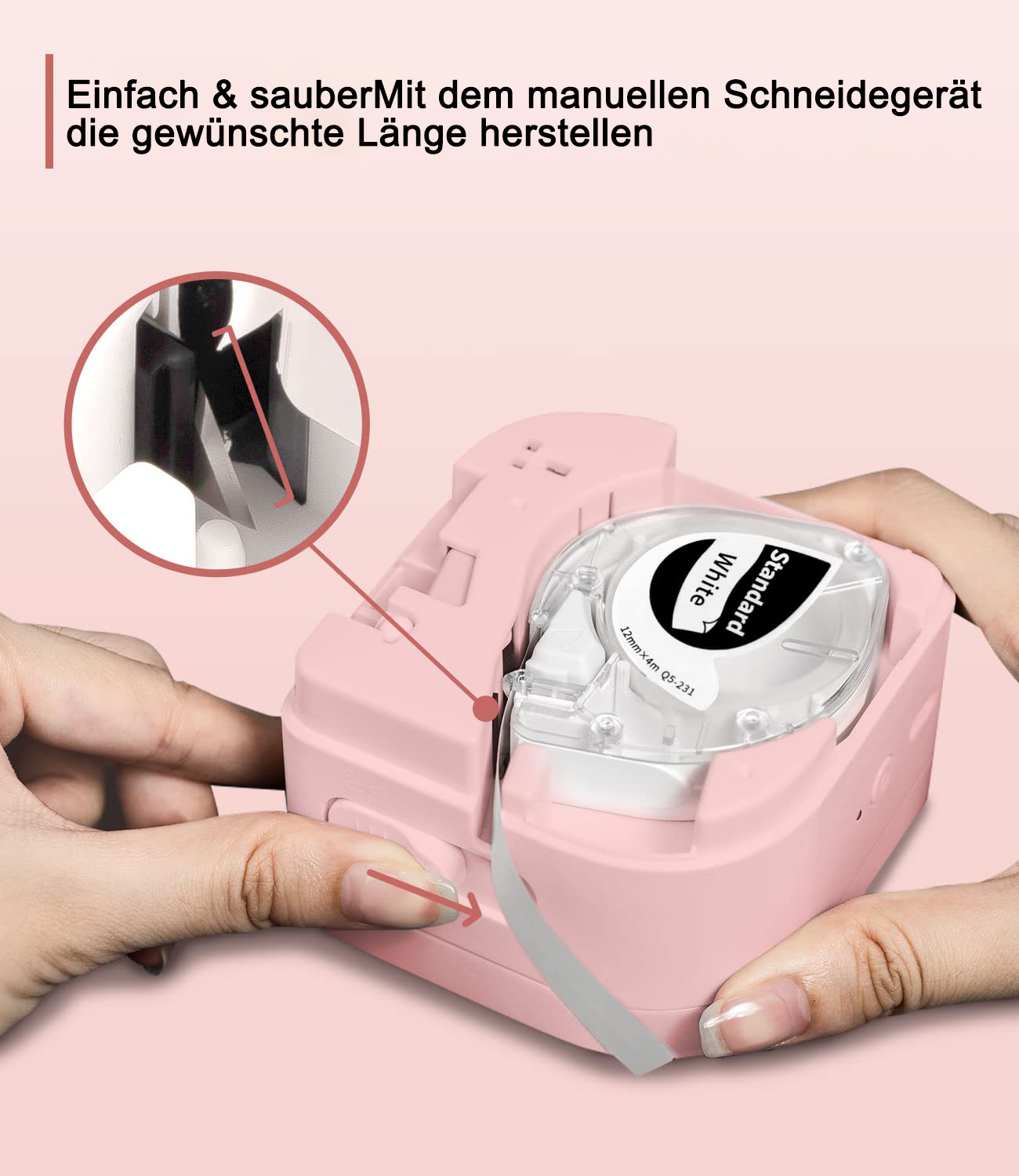 Ein rosa Etikettendrucker mit einer weißen Etikettenrolle. Eine Hand zeigt, wie das Etikettenband durch die Maschine geführt wird.
